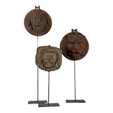 Trois lions cache-boulin, décors de façade en fonte et en terre-cuite, vers 1880