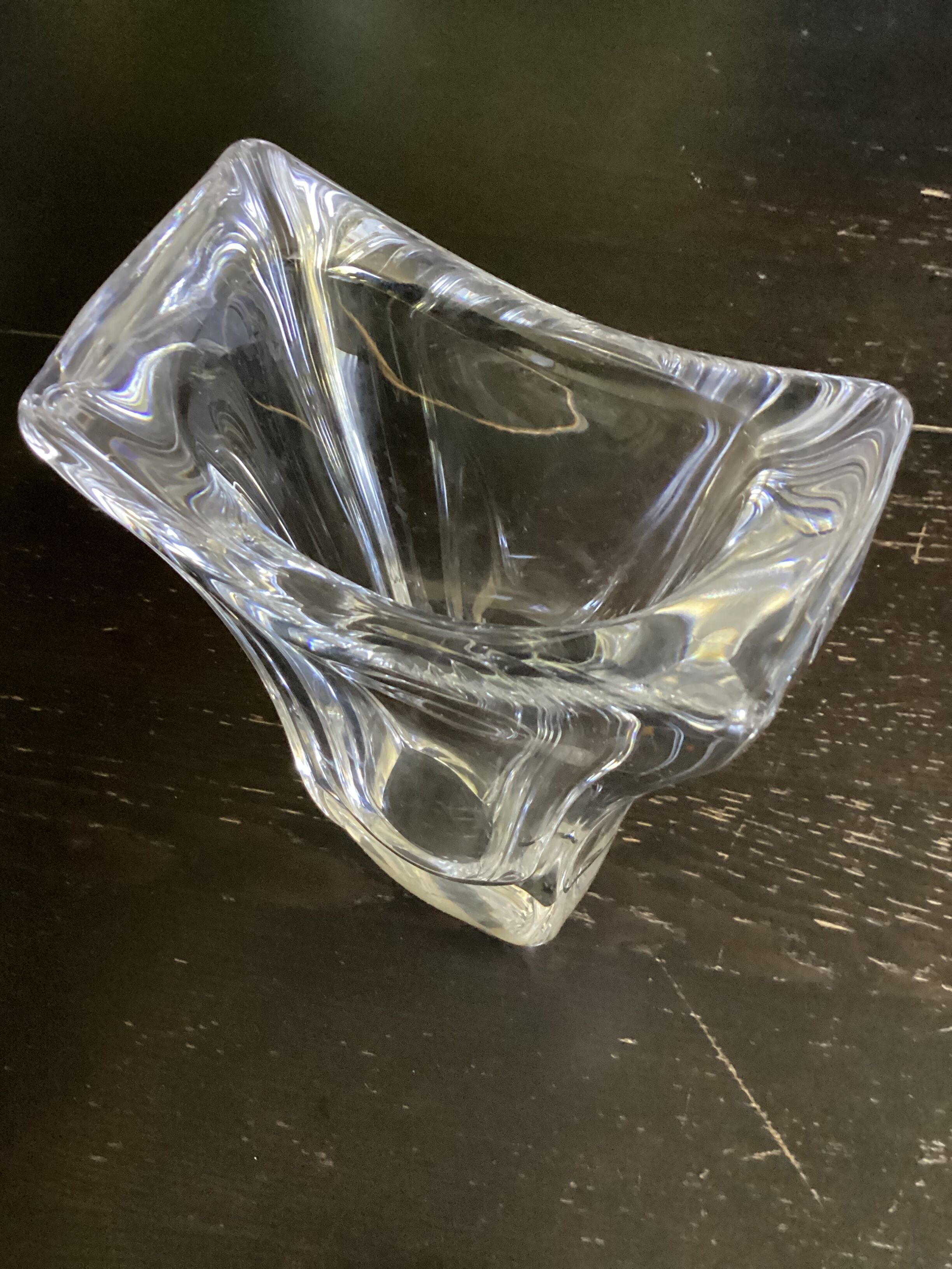 Vase en cristal signé Daum France design vintage dimension : hauteur -23cm- largeur -16cm-
