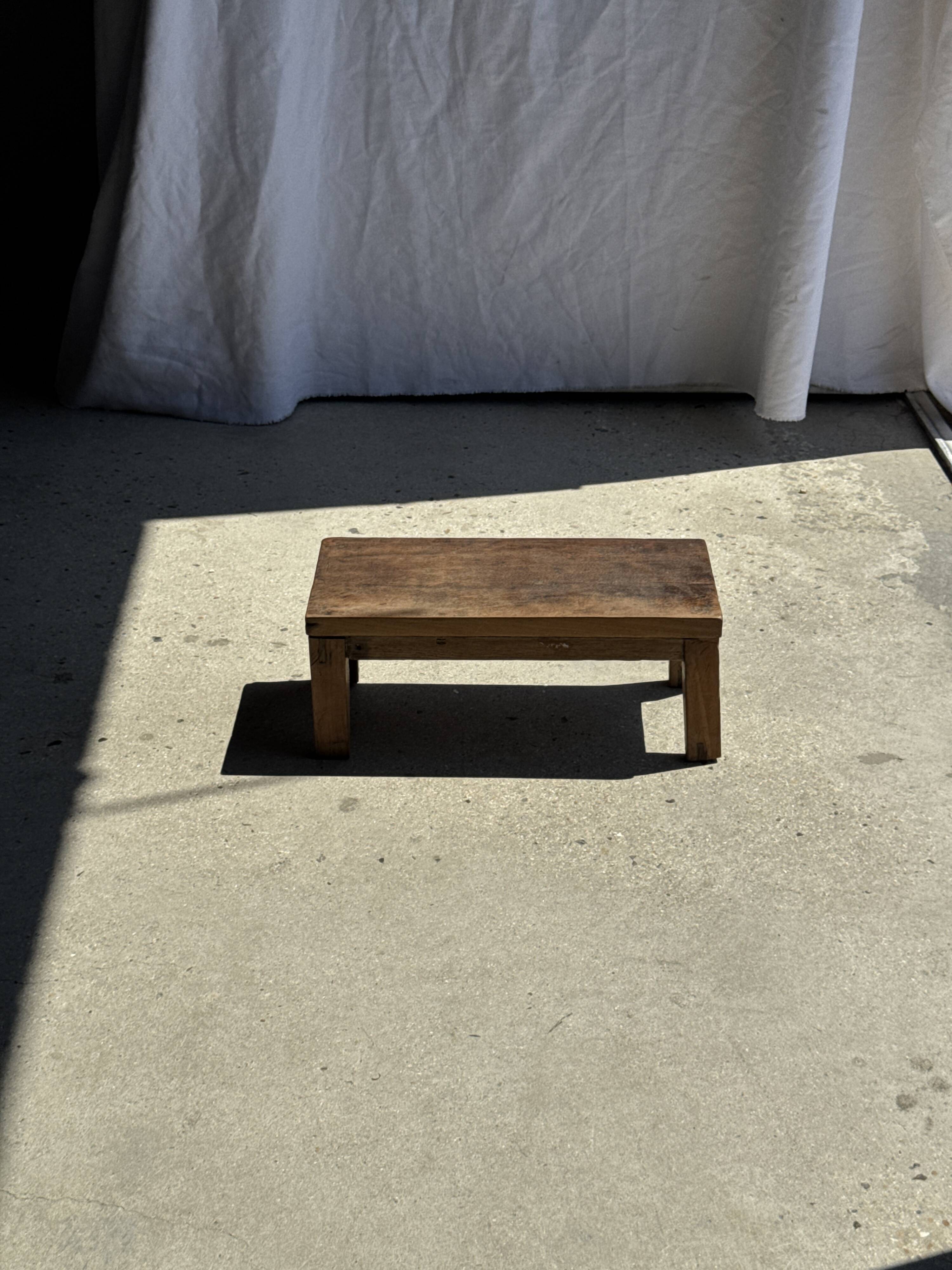 Petit banc en teck ancien rectangulaire quadripode d'Indonésie H20 L45