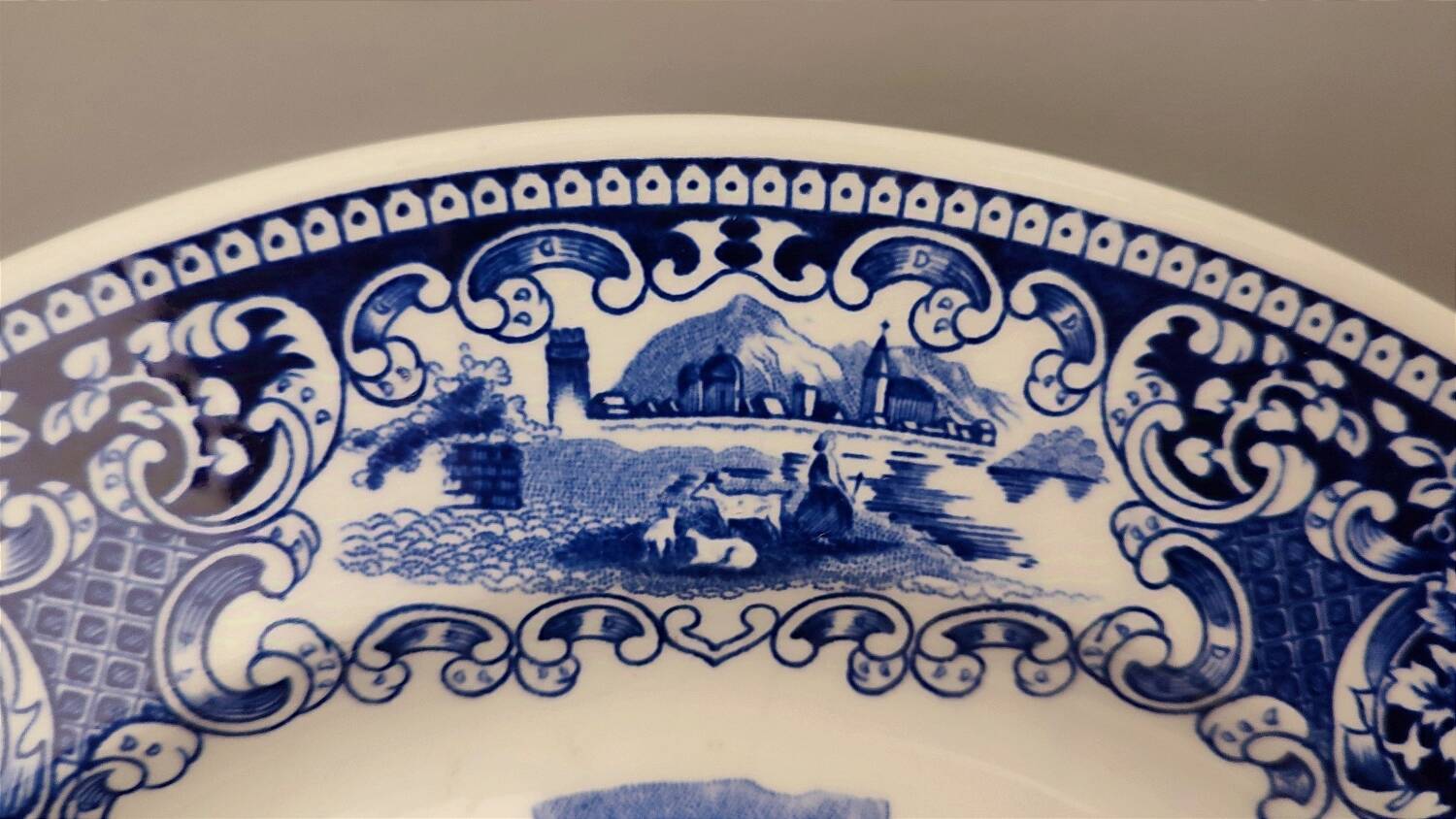 Large Round Dish - Cambridge - Old England