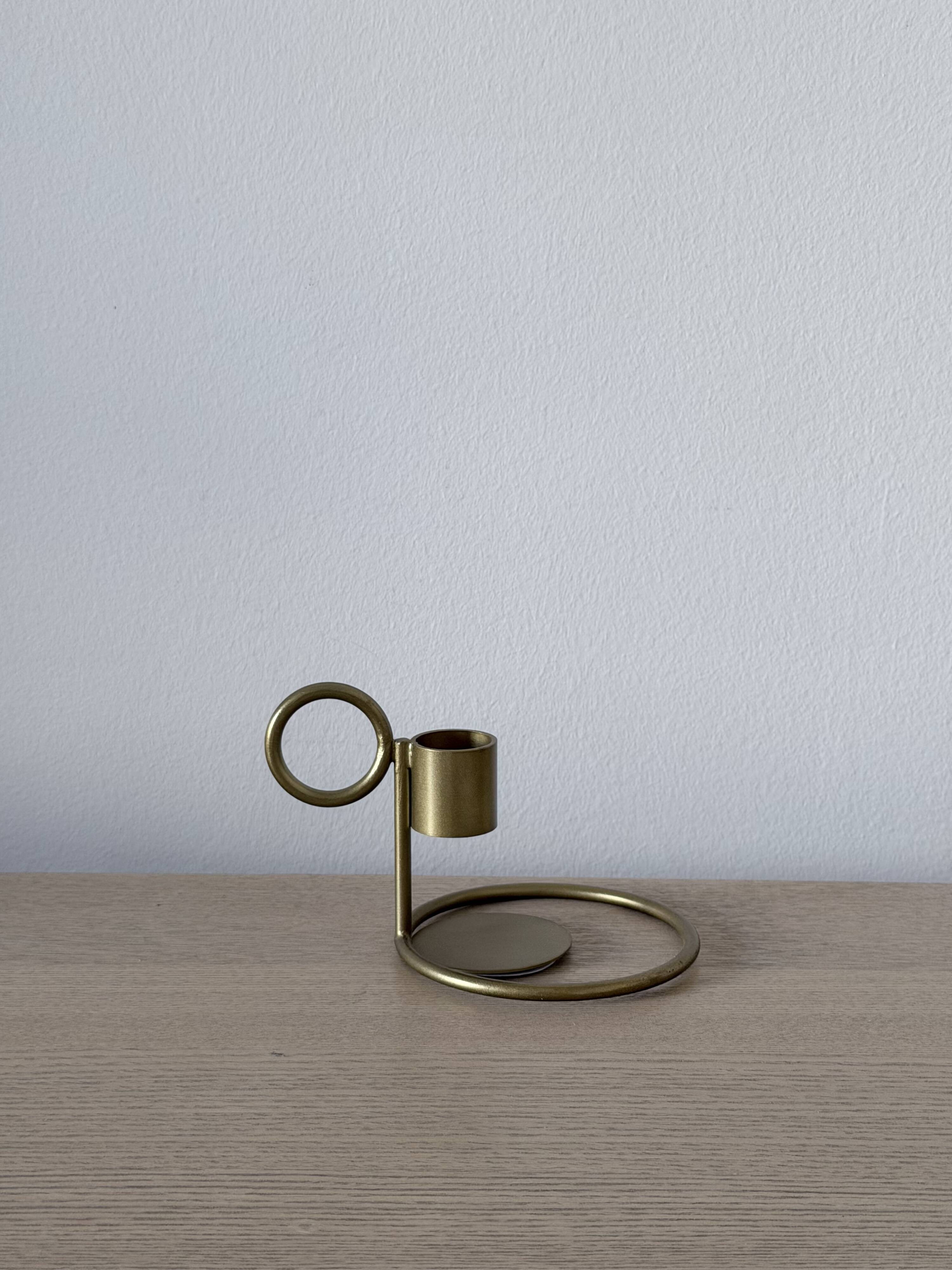 Bougeoir design en métal doré mat