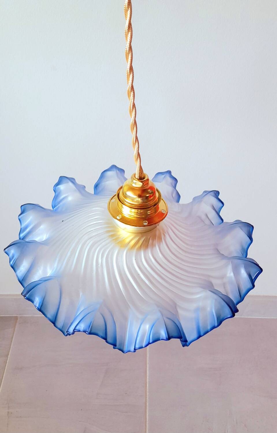 Suspension in opaline corolla from the 1930s