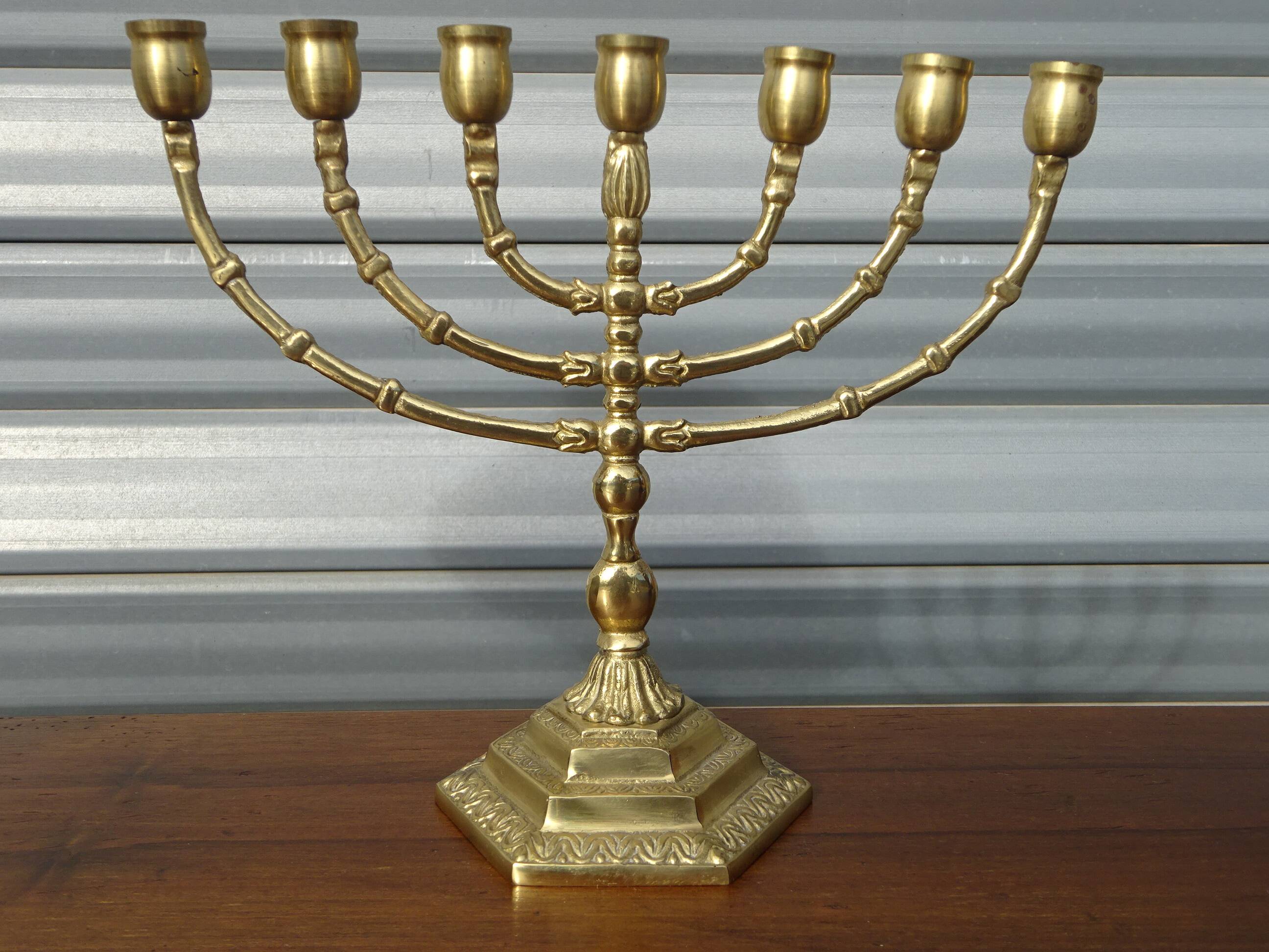 7-branch chandelier, in gilded brass, signed Wainberg.