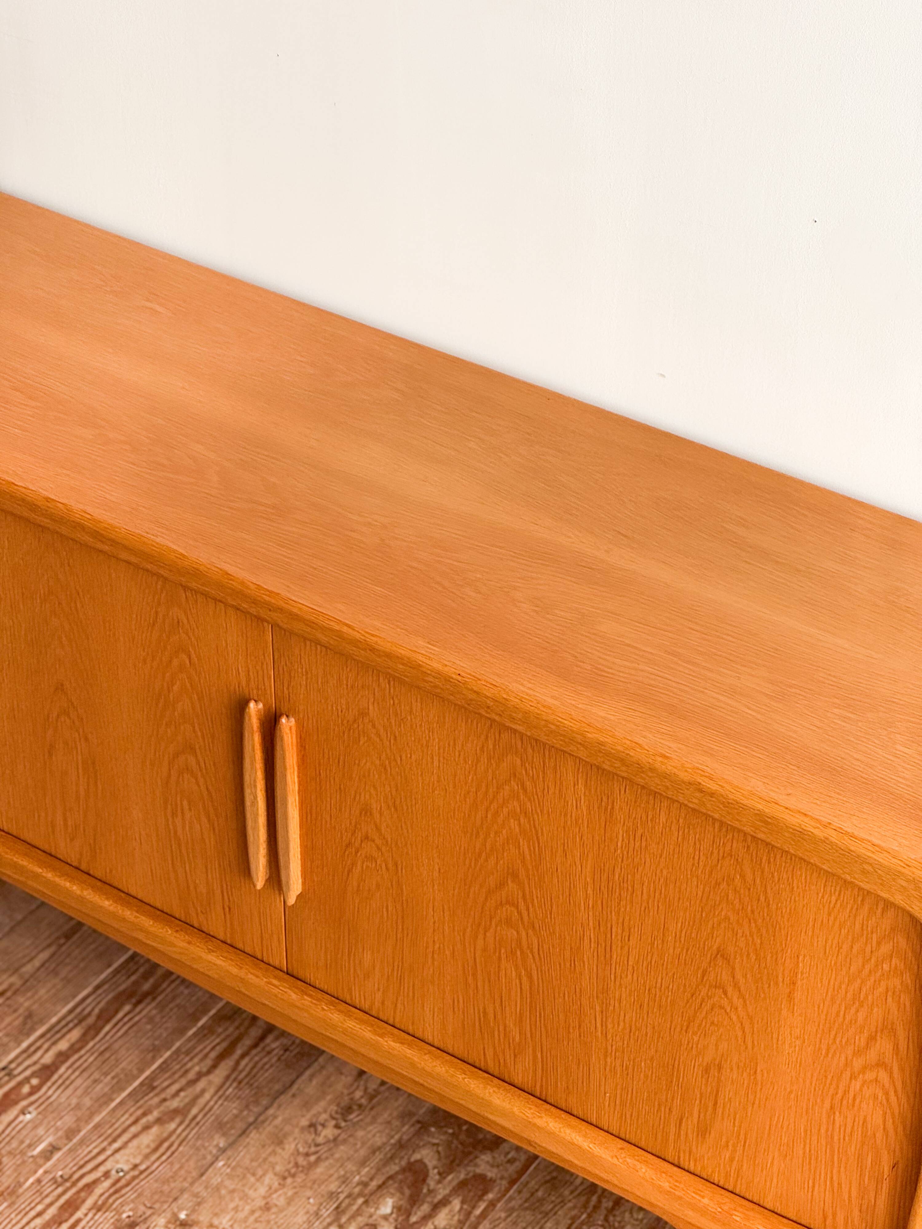 Buffet scandinave Johannes Andersen modèle 240 en chêne, Danemark