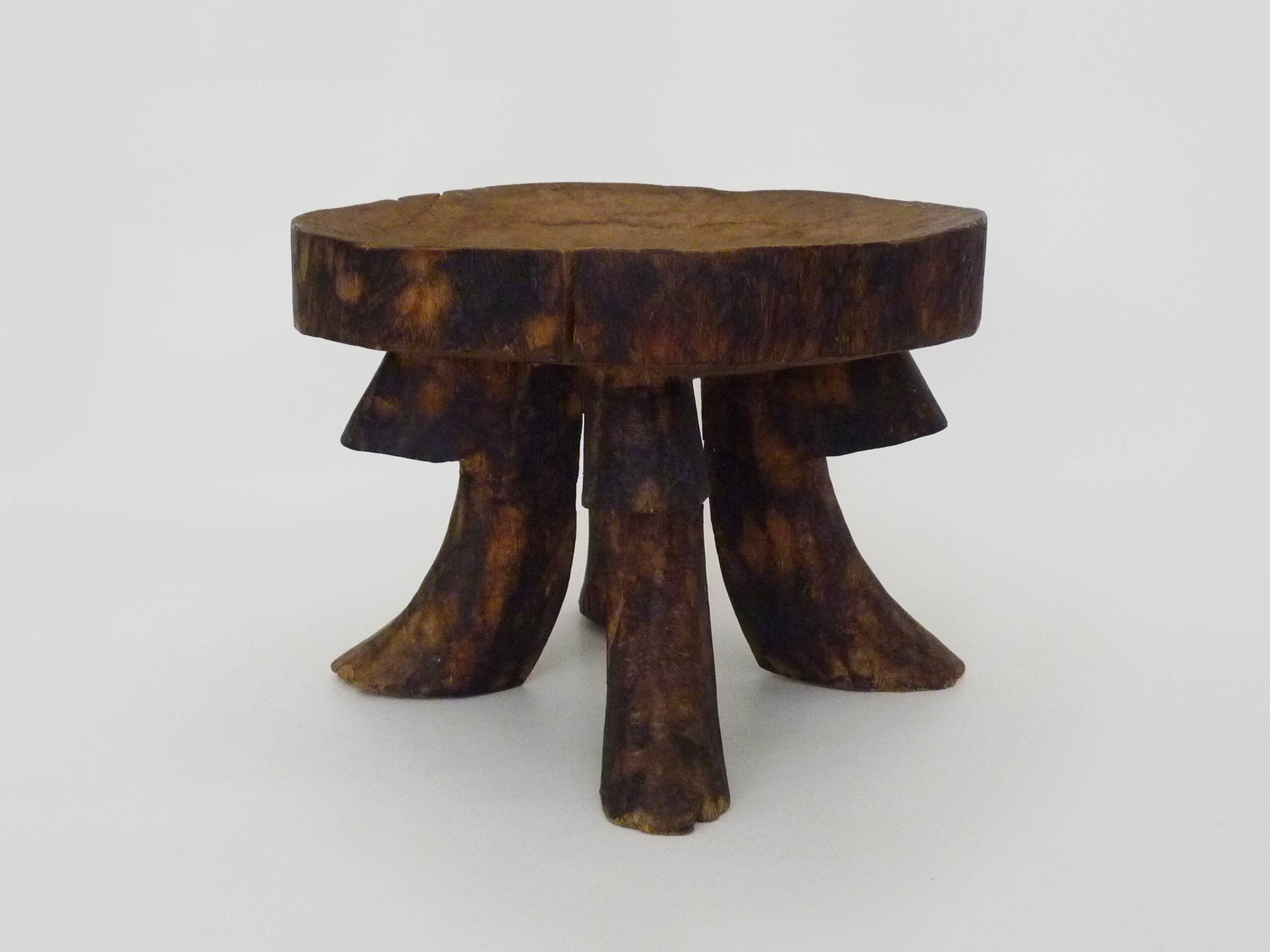 Chaise bois de hêtre noir sculpté à la main et corde en fibre naturelle