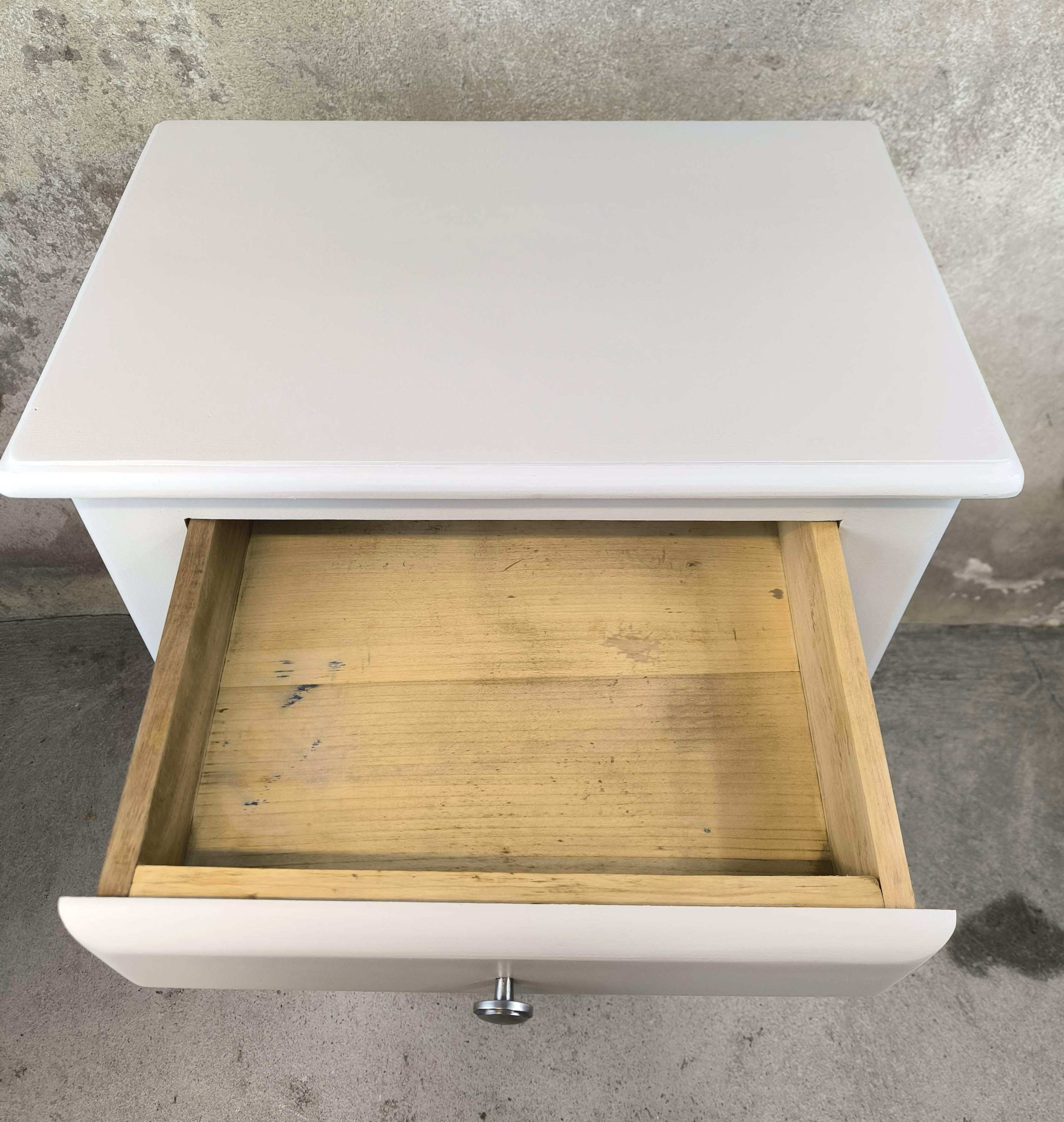 Vintage buffet/confiturier in white/greige painted wood.