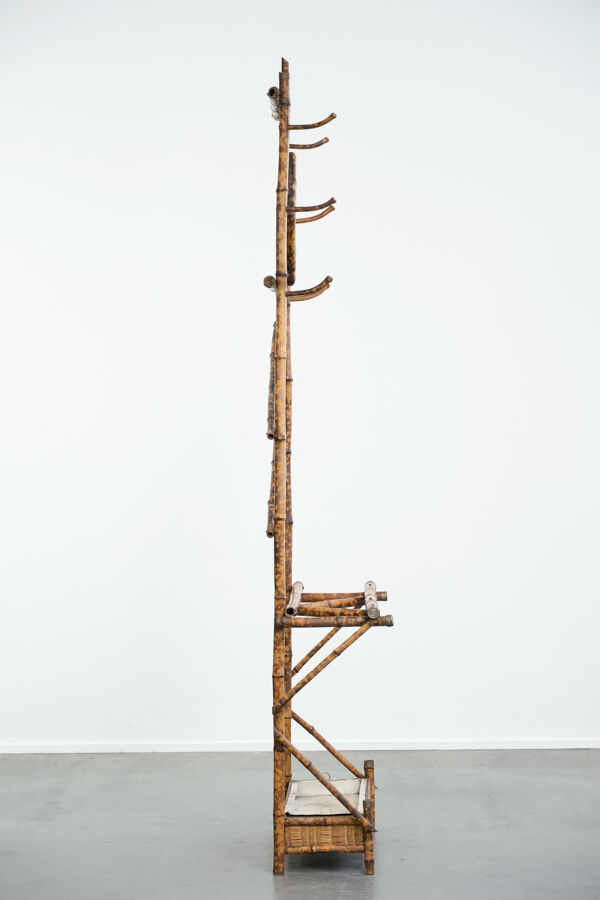 Porte-manteau ancien français en bambou, avec miroir et porte-parapluie.