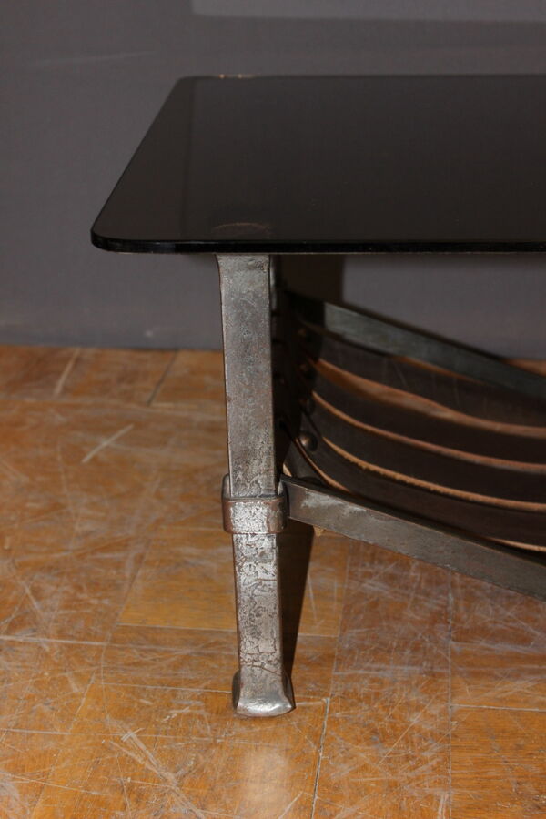 Table basse en fer forgé et cuir vers 1970