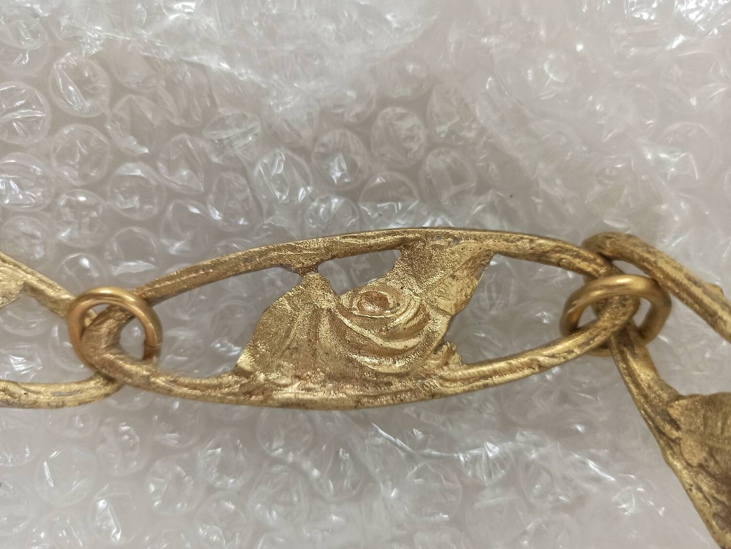 Art Deco suspension in glass paste and twisted brass chain signed Degué.