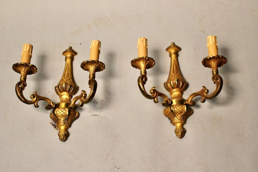 Bronze chandelier with 5 arms and its pair of 2-light wall sconces.