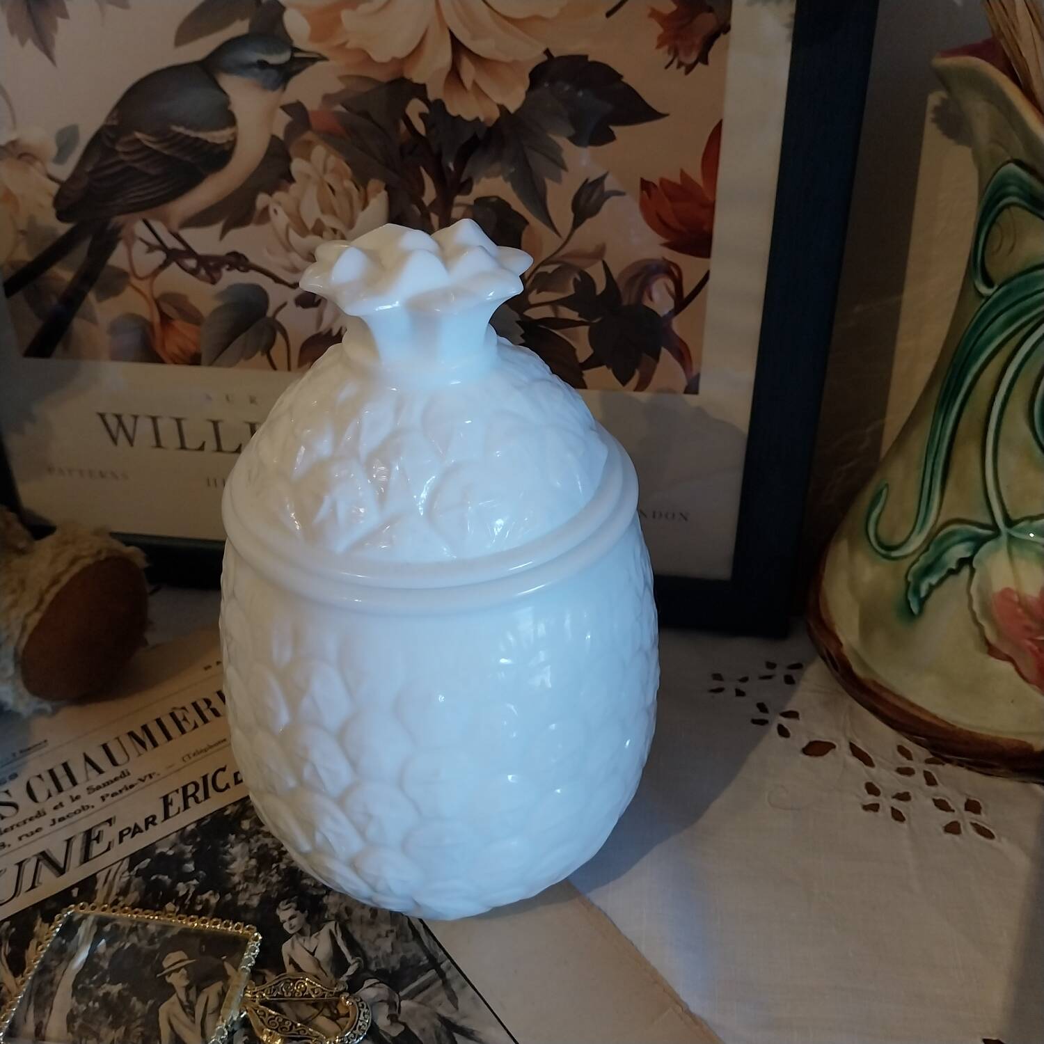 Gros pot ,bonbonnière en forme d'ananas en opaline vintage