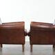 Ensemble de deux fauteuils en cuir de mouton vintage au caractère marqué.