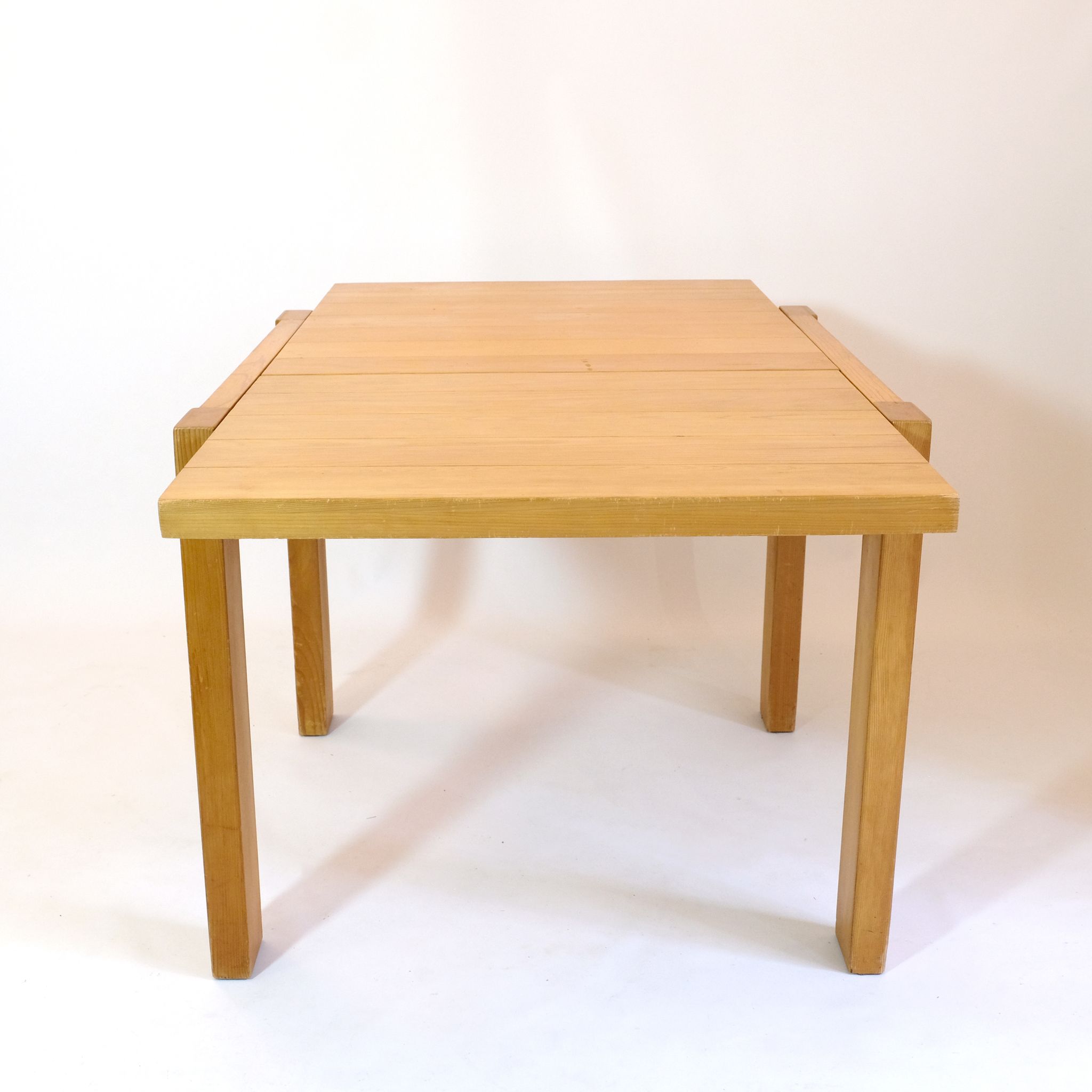 Table à manger en pin à rallonges des années 1980.