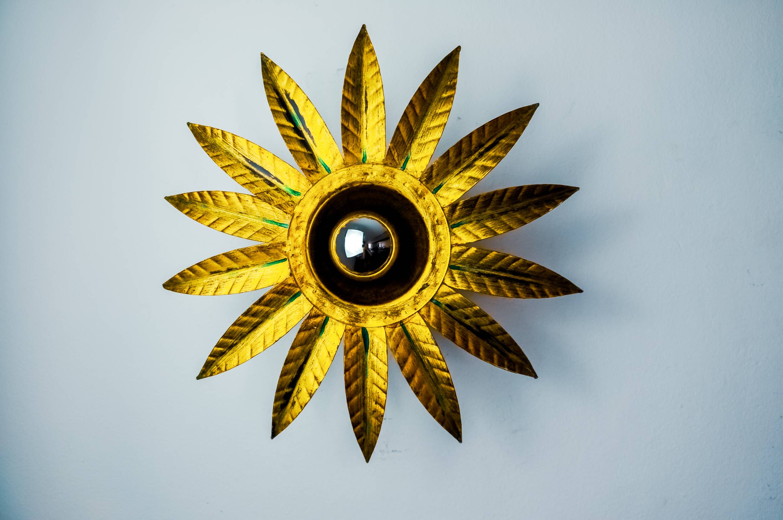 Brutalist sun wall lamp in gilded metal with gold leaf, Italy, 1970