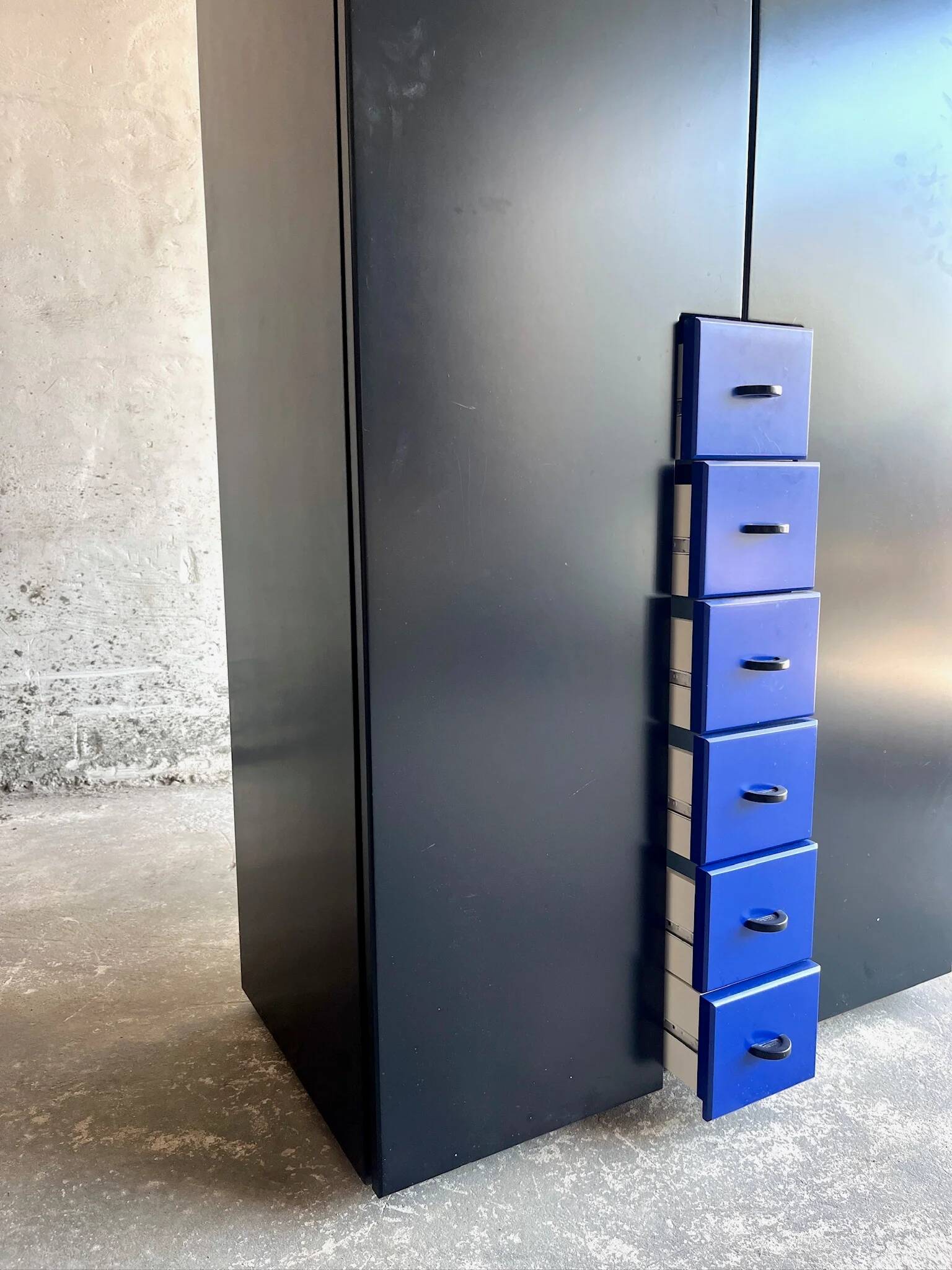 Meuble Interlübke en MDF noir avec tiroirs bleus, design allemand des années 1980