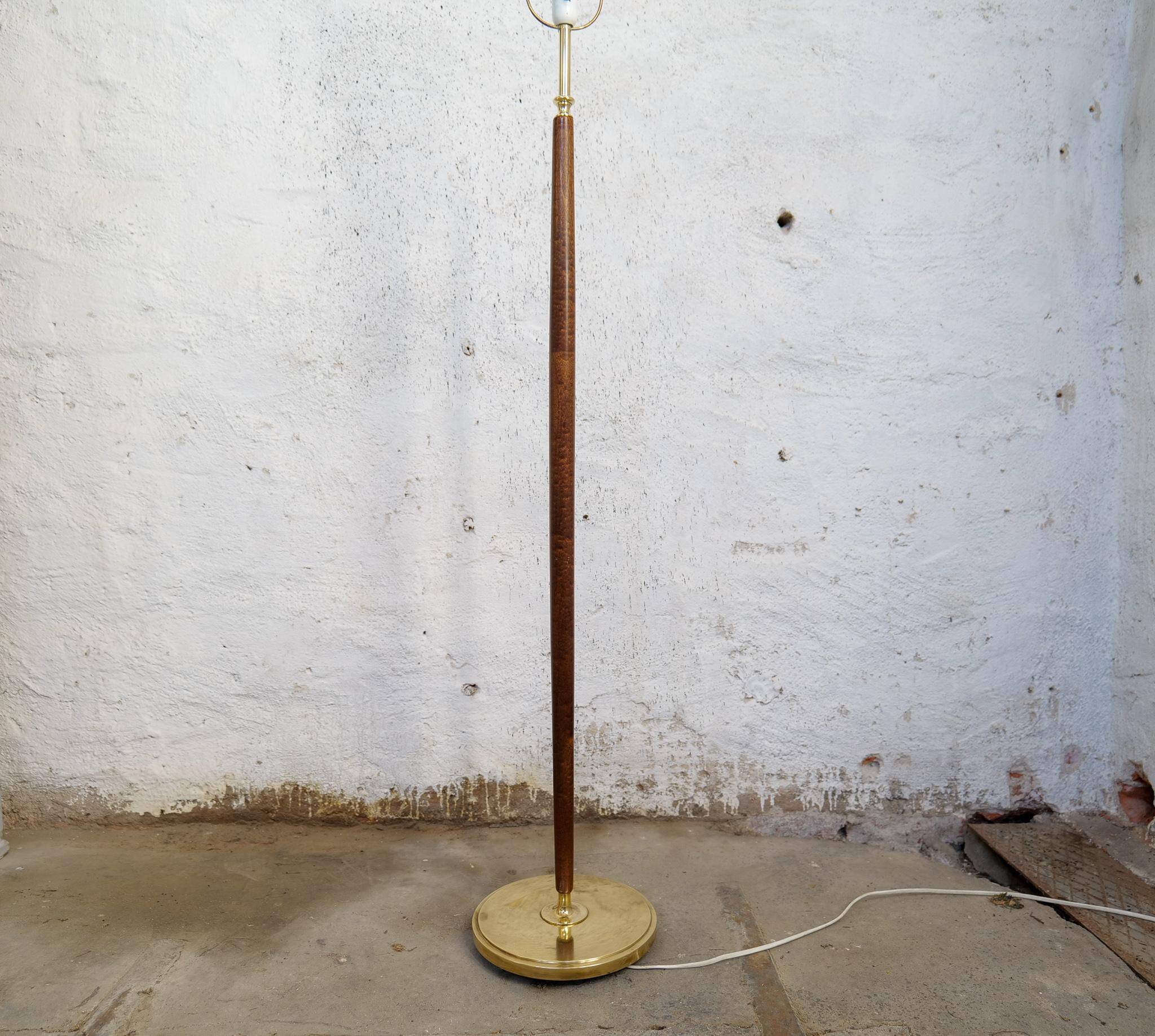 Mid-century floor lamp in brass and polished wood by Böhlmarks, Sweden, 1940s.
