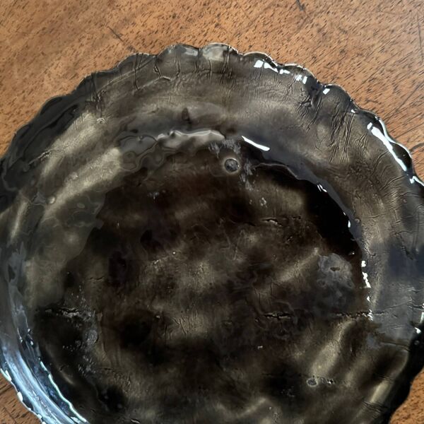 Assiette en émail fond bleu XXe ornementée d'une dentelle