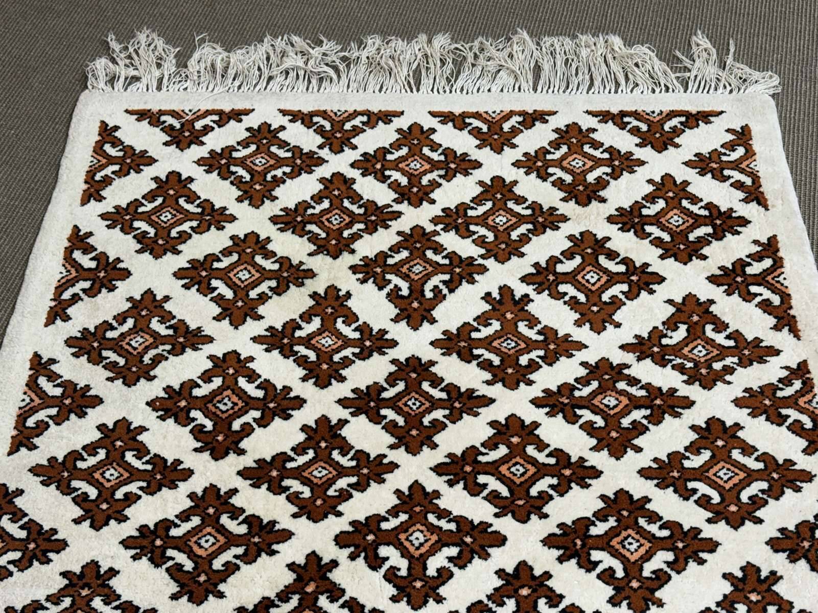 Handmade Tunisian wool rug - 1.74m x 1.11m.
