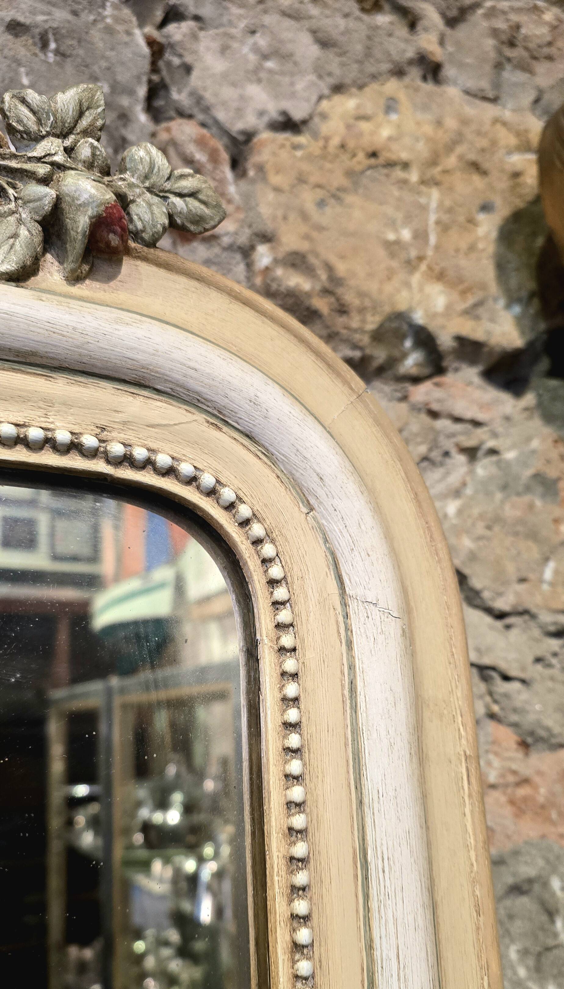 Miroir à fronton sculpté, stuc et bois peint de style Napoléon III - début