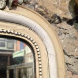 Miroir à fronton sculpté, stuc et bois peint de style Napoléon III - début