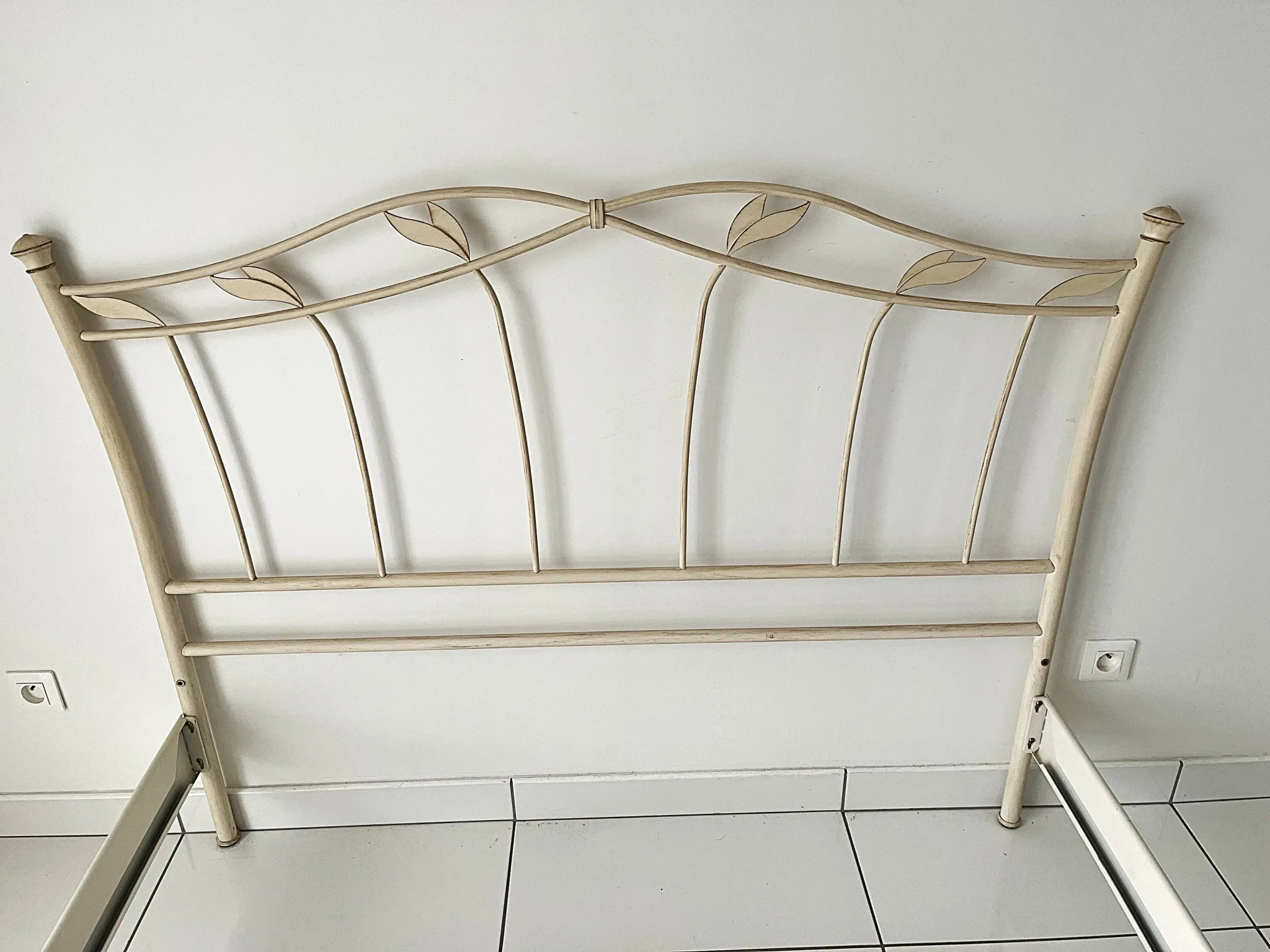 Lit en 140 en métal écru