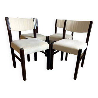 Chaises vintage brutalistes en bois massif et tissu blanc.
