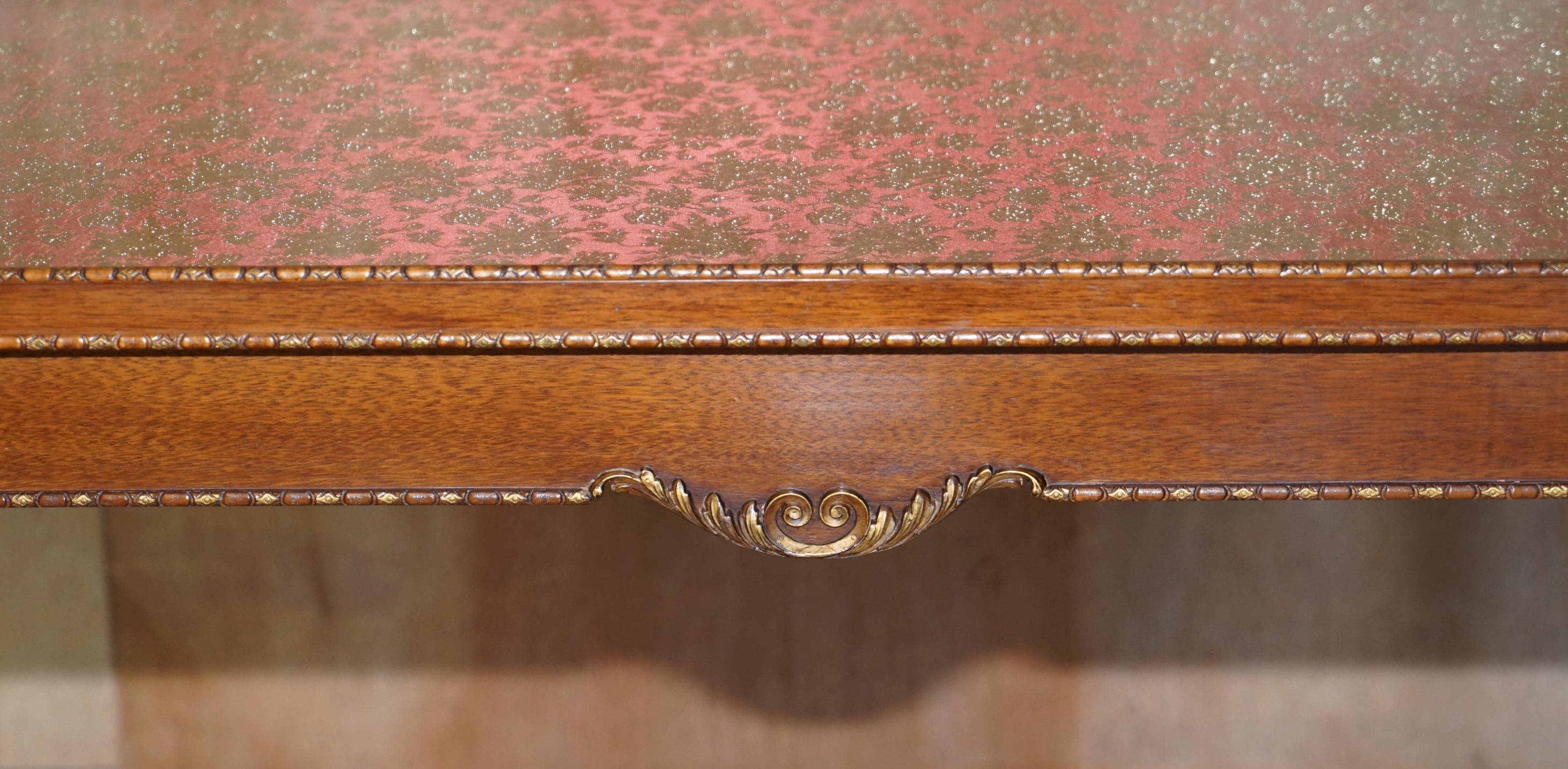 Table d'écriture vintage en bois dur avec dessus en verre brodé de soie