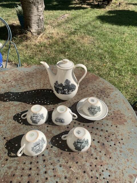 Coffee service, in earthenware with country motif, Boch La Louvière Belgium