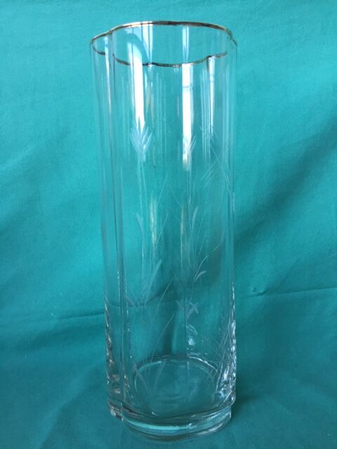 Glass vase polylobe serious pattern foliage