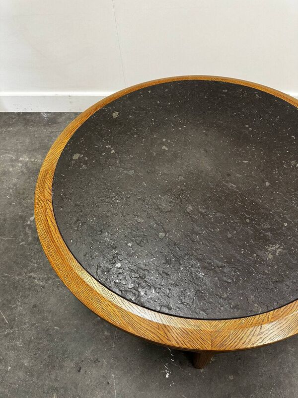 Table basse ronde vintage en ardoise texturée et chêne massif, France, années 1970