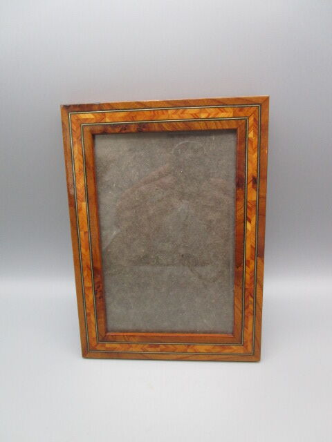 Inlaid frame to pose old