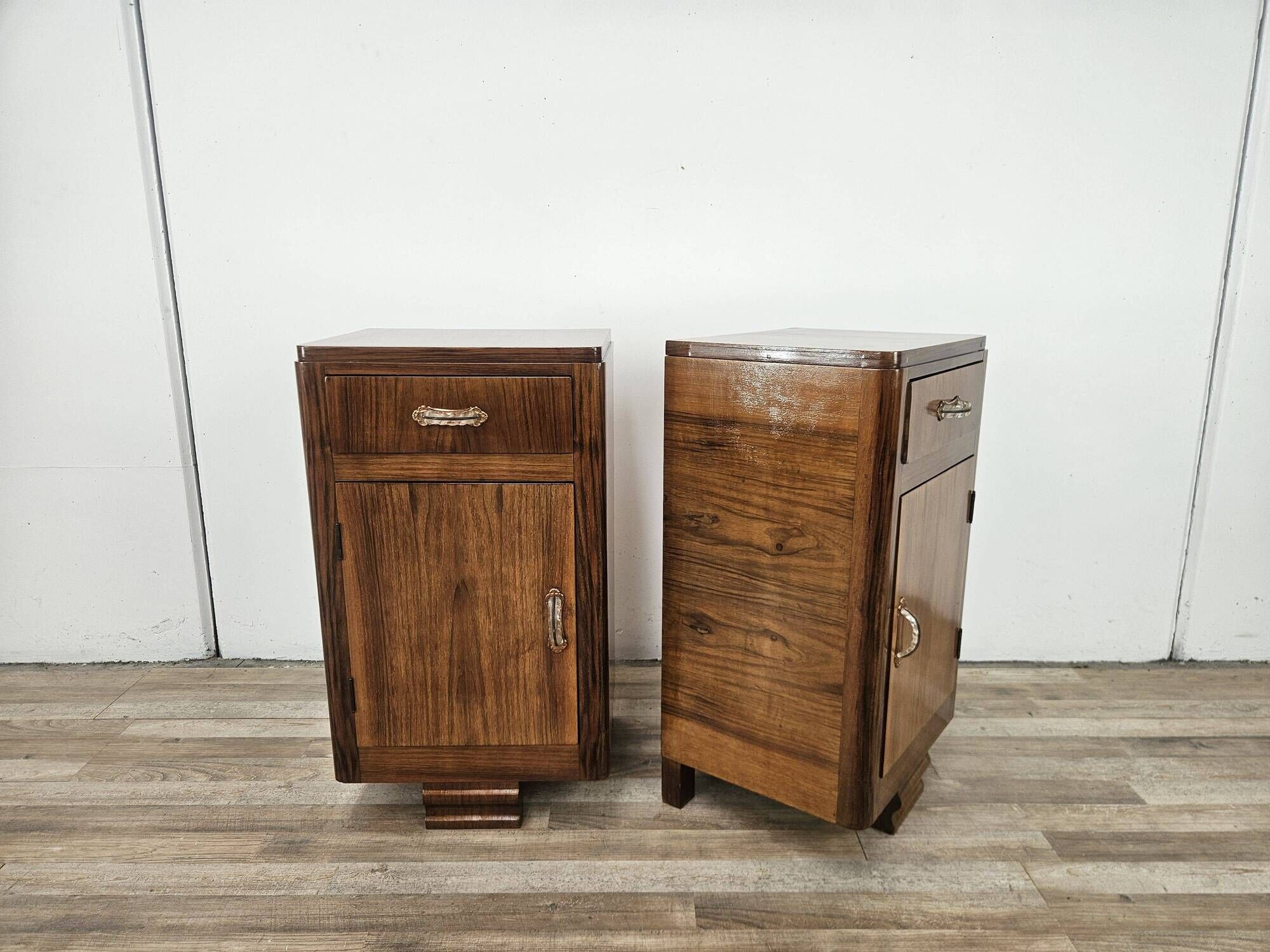 Pair of Art Decò walnut nightstands, 1940
