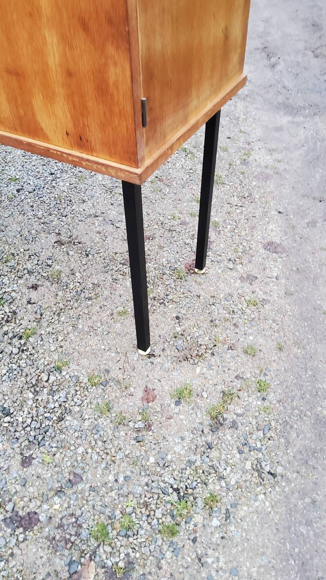 Buffet of the 60s in blond oak metal feet with square section