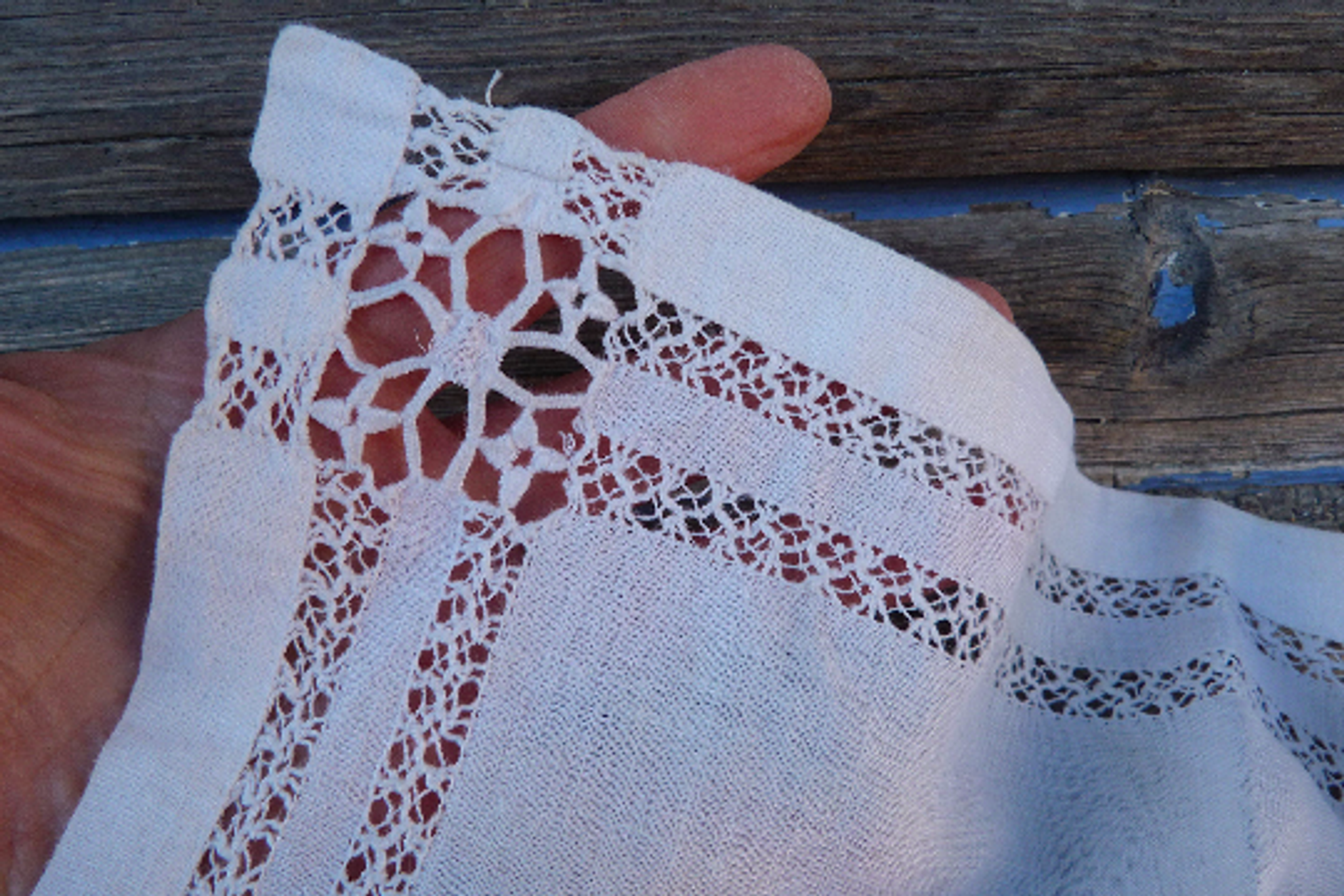Napperon ancien en fil blanc broderies Jours fait main