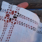Napperon ancien en fil blanc broderies Jours fait main