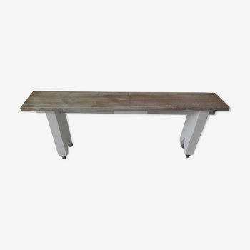 Banc sur roulettes patiné gris perle, assise bois blanchi finition cirée