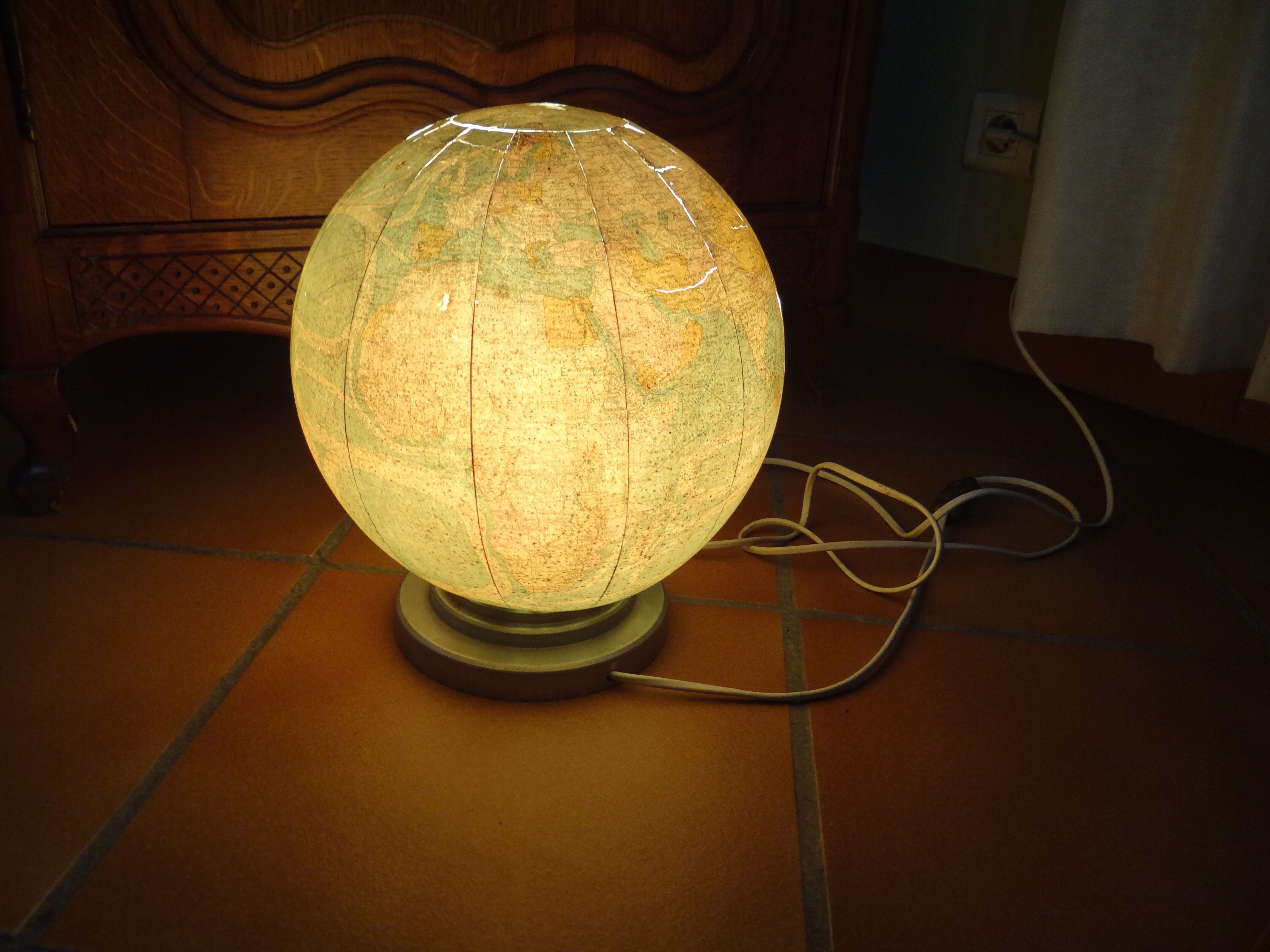 Perrina 1950 glass globe