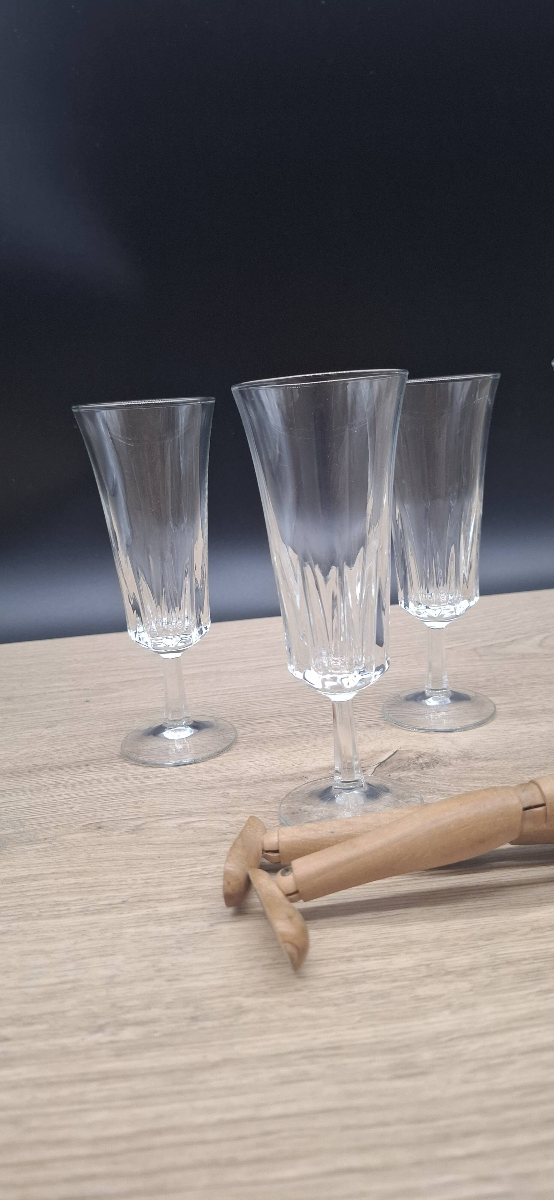 Set of 8 Luminarc champagne flutes