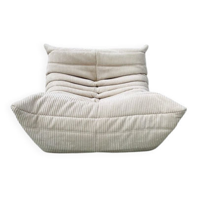 Fauteuil Togo Lounge en velours tricoté beige par Michel Ducaroy pour Ligne Roset.
