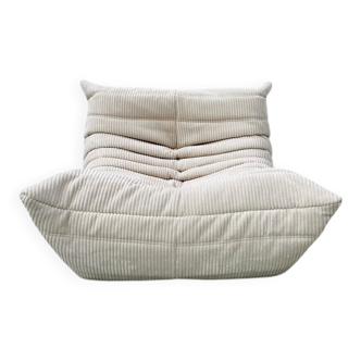 Fauteuil Togo Lounge en velours côtelé beige par Michel Ducaroy pour Ligne Roset.