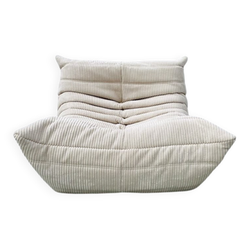 Fauteuil Togo Lounge en velours tricoté beige par Michel Ducaroy pour Ligne Roset.