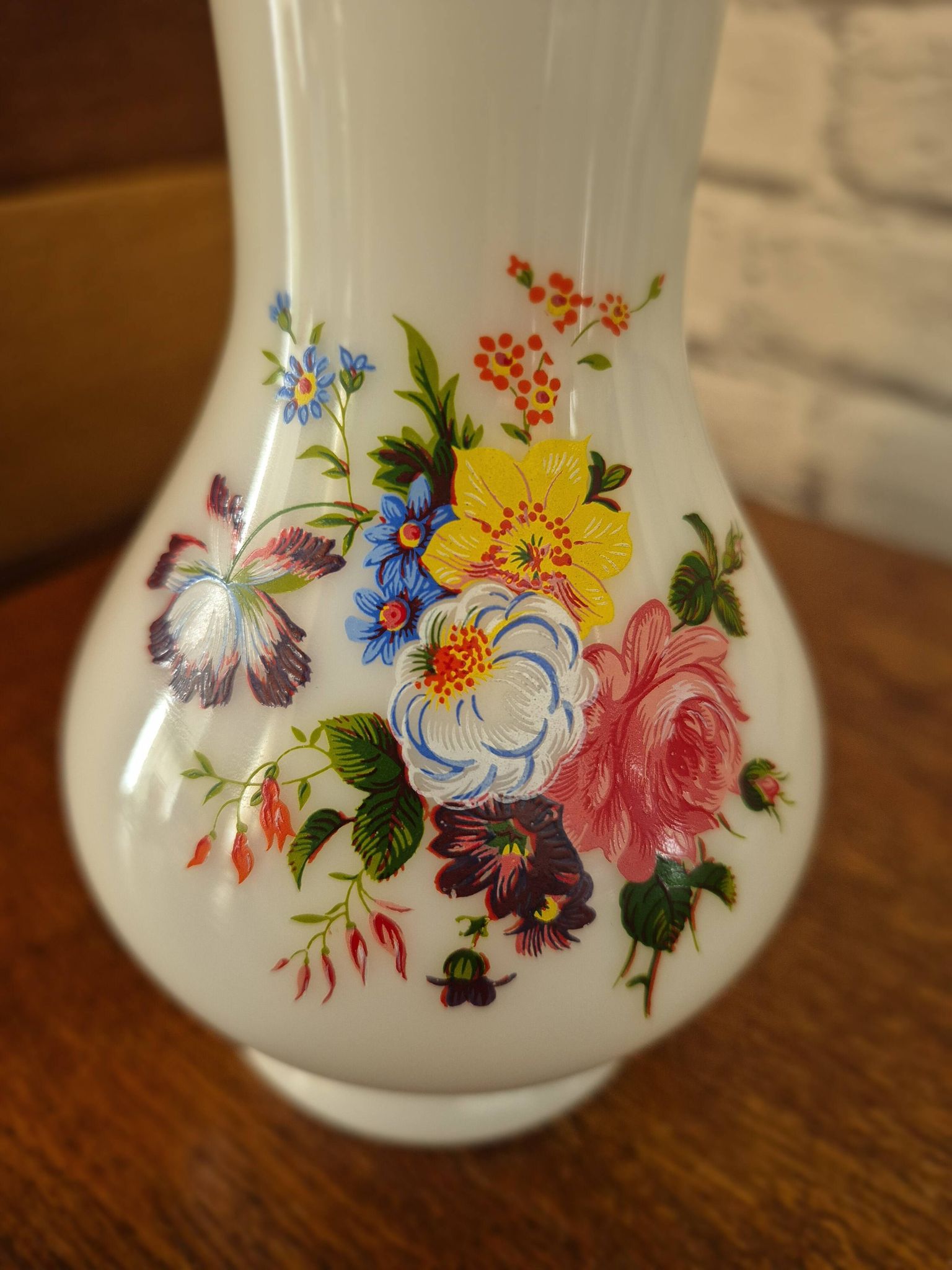 Vase trompette en opaline blanche fleuri vintage