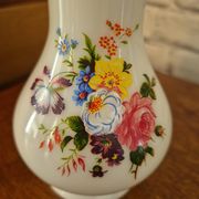 Vase trompette en opaline blanche fleuri vintage