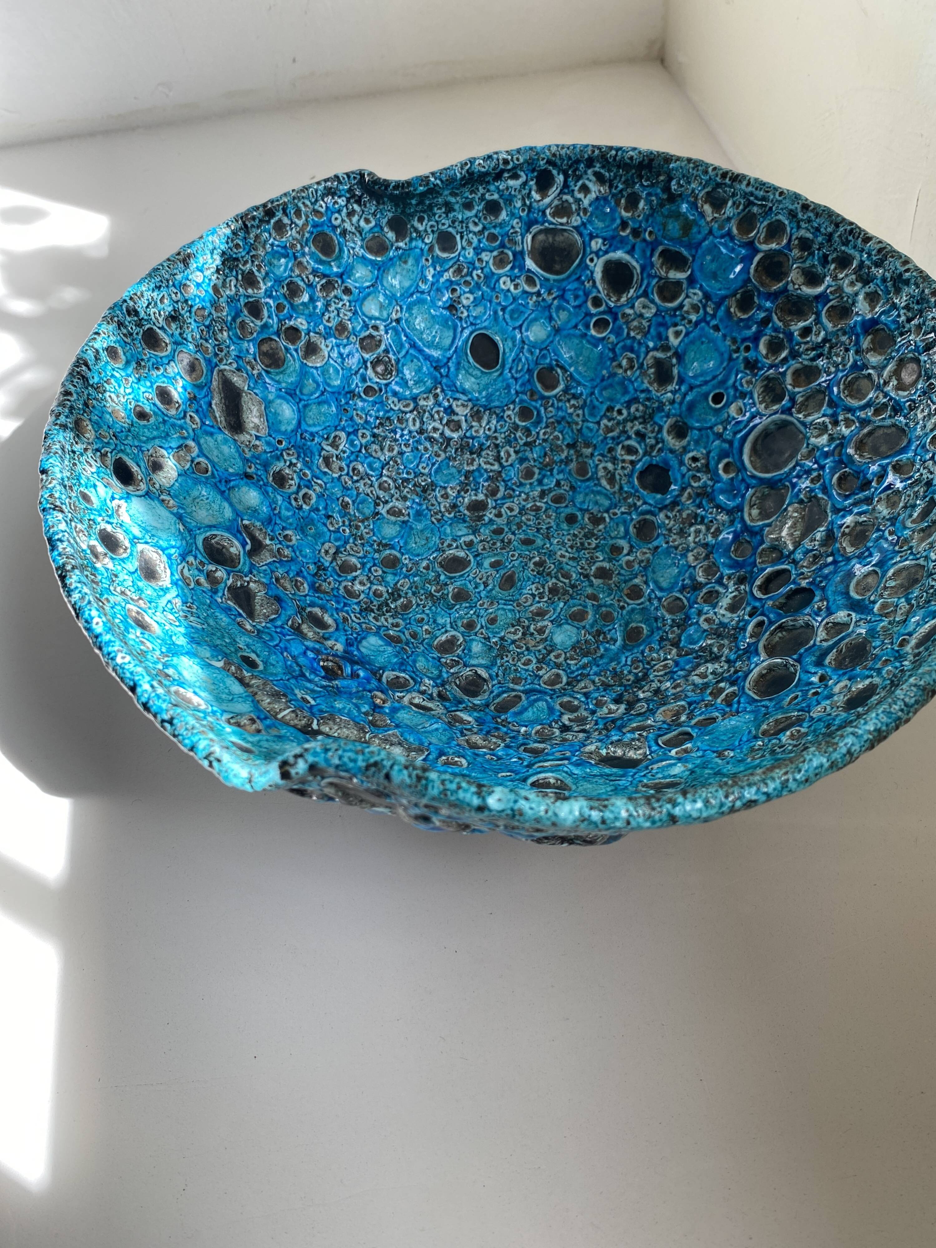 Eruptive ceramic dish from the 60s