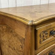 Commode de style Louis XV des années 1950 en merisier et loupe d'orme