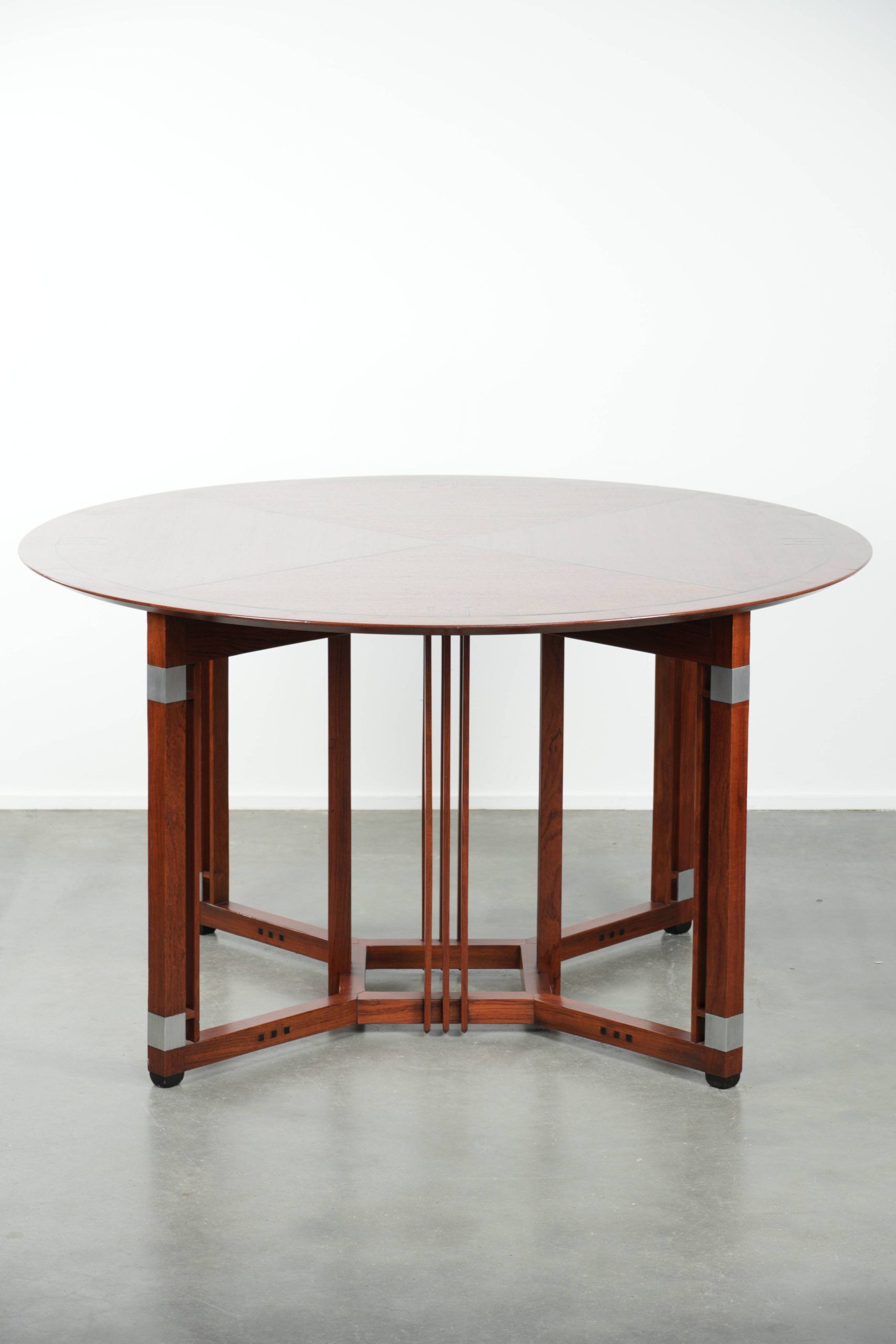Round Art Deco design dining table for 4 people in good condition
