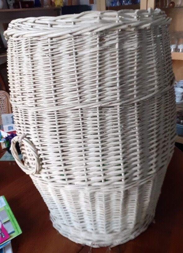 Pan with wicker lid painted white