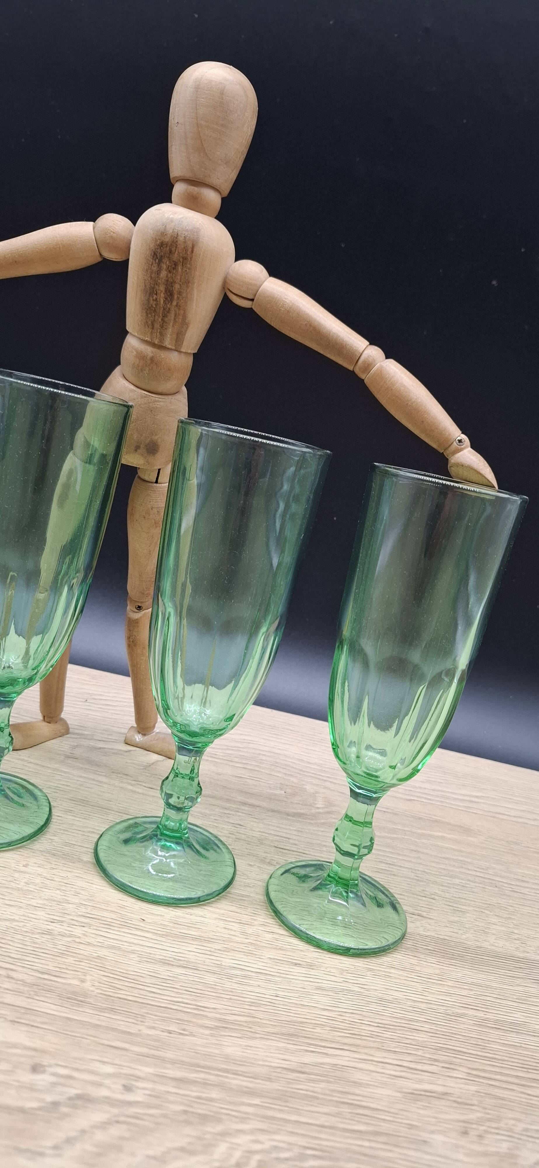 Set of 4 green Luminarc flutes