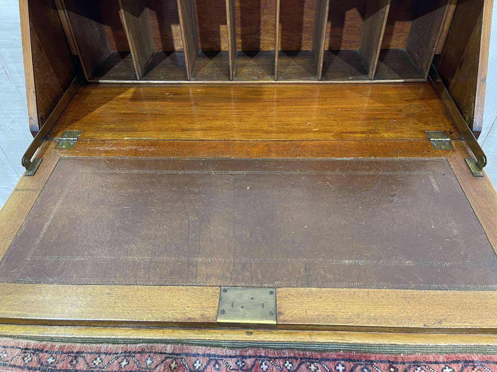 Bureau dos d'âne anglais en acajou des années 1930