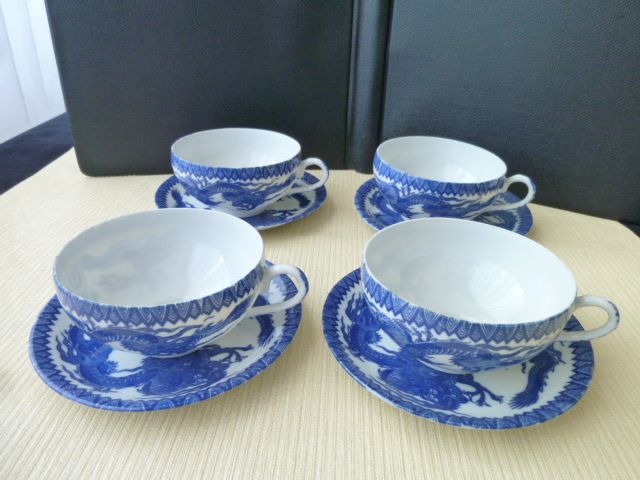 Set of 4 tea cups in Japanese Porcelain